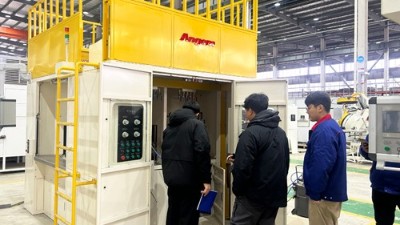 泰國橡膠減震客戶到訪 現(xiàn)場(chǎng)驗(yàn)收自動(dòng)噴膠機(jī)PZB40